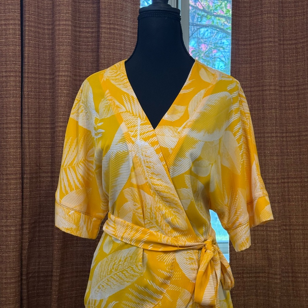 Worthington Yellow and White Leaf Pattern Kimono Style Blouse